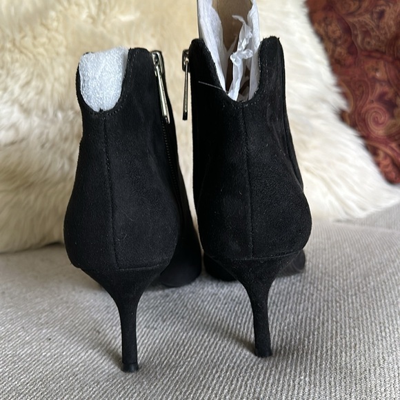 Charles by Charles David Accurate Bootie in Black Suede 7 Never Worn - Picture 5 of 6